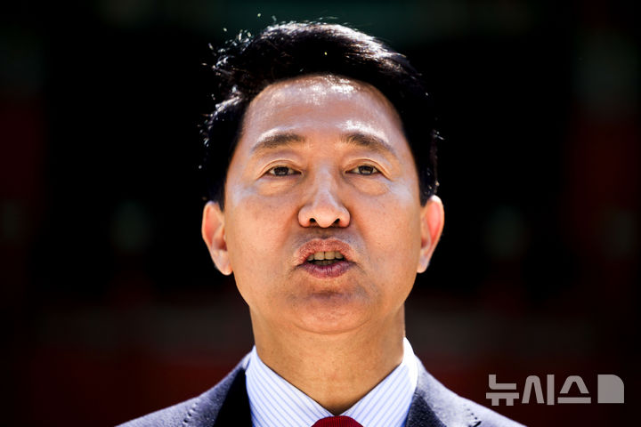 질의응답하는 오세훈 국민의힘 서울시장 후보 후보