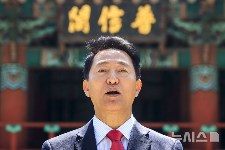질의응답하는 오세훈 국민의힘 서울시장 후보 후보