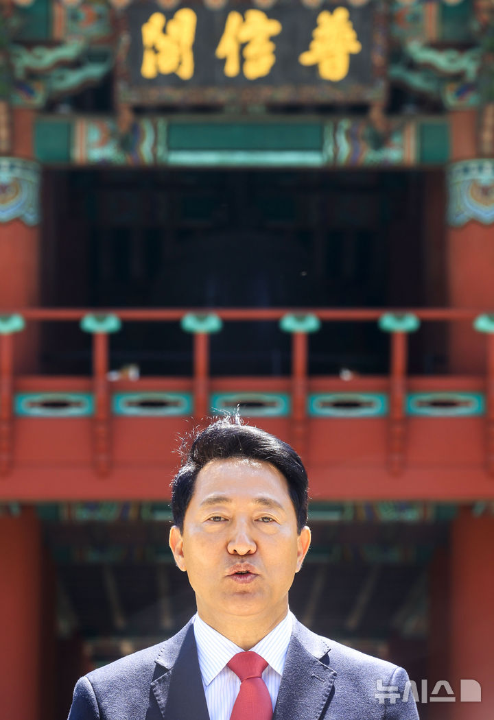 질의응답하는 오세훈 국민의힘 서울시장 후보 후보