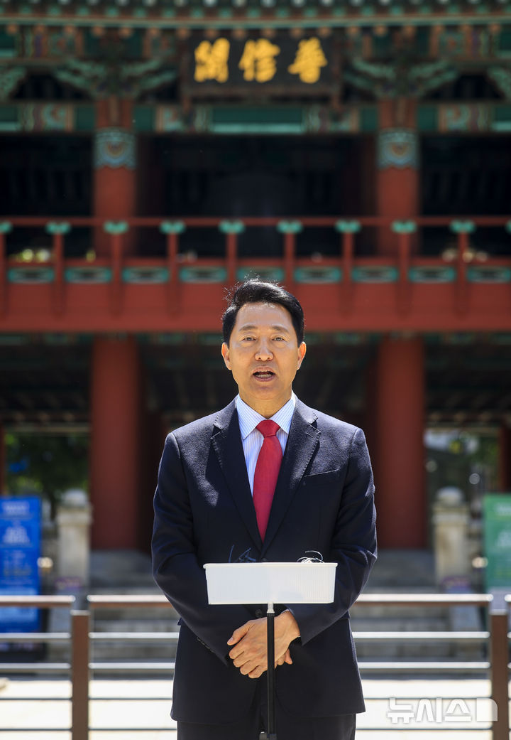 질의응답하는 오세훈 국민의힘 서울시장 후보 후보