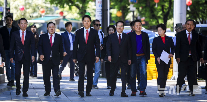 긴급 기자회견 참석하는 국민의힘 광역단체장 후보들