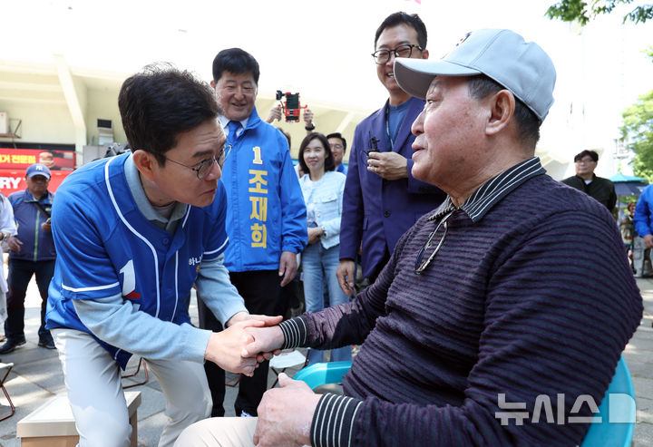 김인식 전 감독과 인사하는 정원오 민주당 서울시장 후보