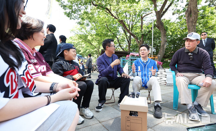 야구장 찾아 간담회 갖는 정원오 민주당 서울시장 후보