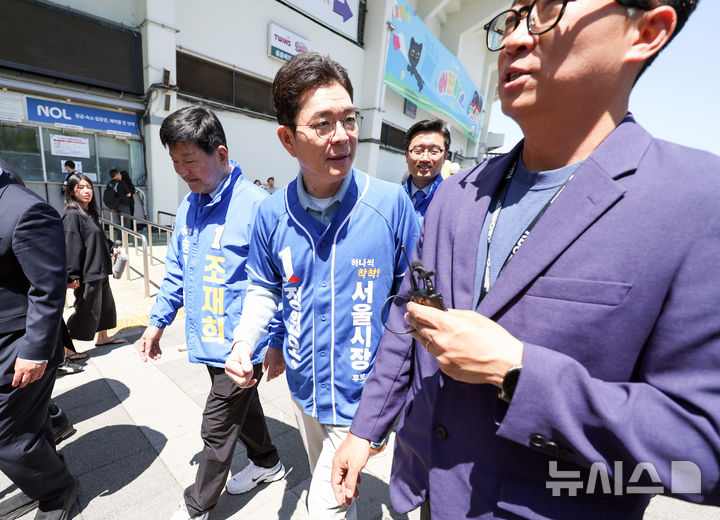 야구장 찾은 정원오 민주당 서울시장 후보