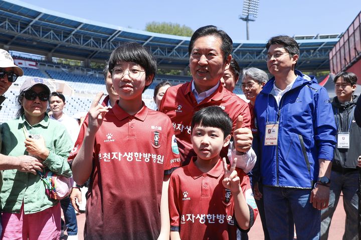 부천종합운동장 찾은 정청래 대표