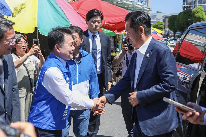 동두천 지원 나선 정청래 대표, 이인규 동두천시장 후보와 악수
