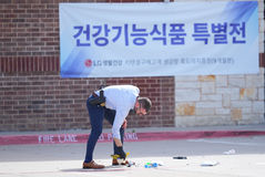 텍사스 한인타운 총격 현장 증거 수집하는 경관