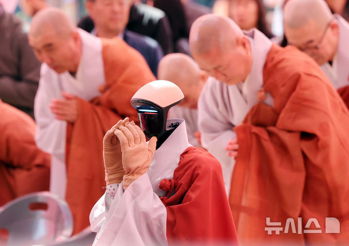 "사람 잘 따르겠습니다" 휴머노이드 로봇 가비 스님 수계식 [뉴시스Pic]