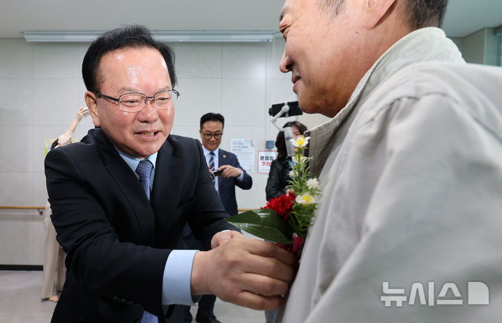 김부겸 대구시장 후보, 어버이날 앞두고 어르신들과 소통 [뉴시스Pic]