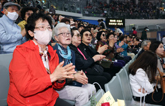 65세 이상 연금수급 912만명 '역대 최대'…月평균 70만원 돌파