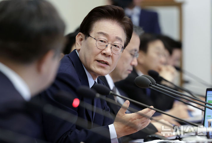 이재명 대통령, "부분 개헌 현실적…금융기관 반 이상 공적 역할" [뉴시스Pic]