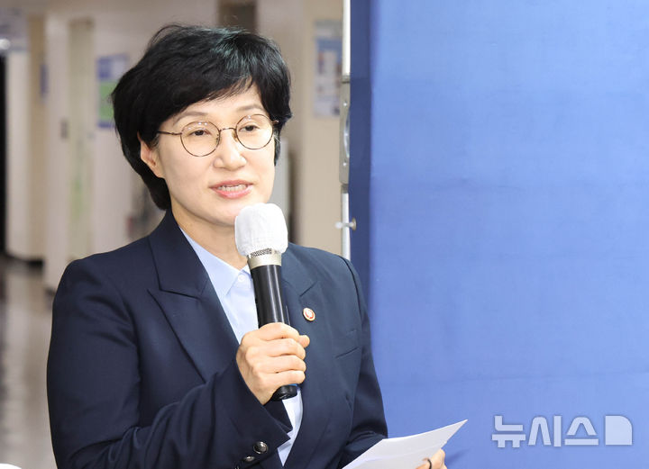 광주 여고생 살인사건 현장 찾은 성평등 장관 "보완대책 마련"