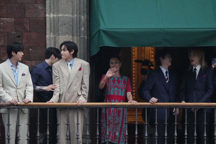 멕시코 대통령 만난 방탄소년단… 대통령궁 앞에 아미 집결 [뉴시스Pic]