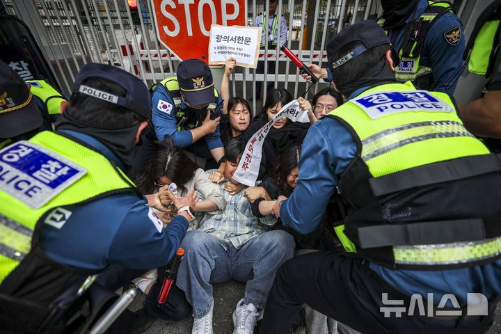 "미군 기지 철수하라" 주한미대사관 진입 시도한 대학생들 경찰에 연행 [뉴시스Pic]