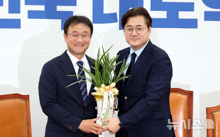 한병도 예방한 홍익표 "李, 큰 역할 해줄 것에 대한 기대 전해 달라 해" [뉴시스Pic]