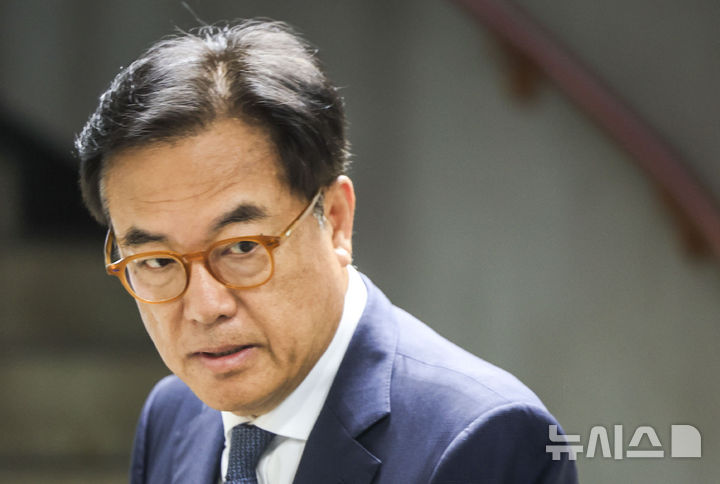 국힘 보궐선거 후보 신청 철회한 정진석… 장동혁 "큰 결단에 감사" [뉴시스Pic]