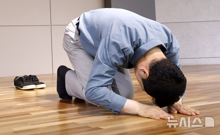 장동혁, 신발 벗고 어르신들에 큰절 [뉴시스Pic]