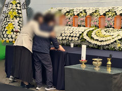 추모식 전 오열하는 유족