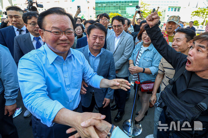 대구 정치·민심 1번지 '서문시장'…표심잡기 나선 김부겸