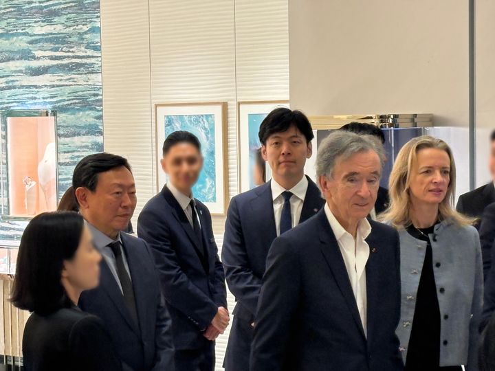 [현장]"3년만에 만나네"…롯데 신동빈, LVMH 아르노 회장 직접 맞았다