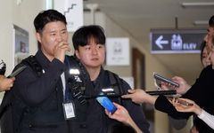 취재진 질문에 답하는 삼성전자 노조