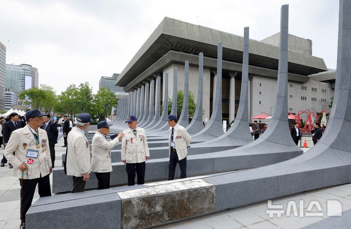 광화문광장 '감사의 정원' 준공식… '감사의 빛 23' 조형물도 공개 [뉴시스Pic]