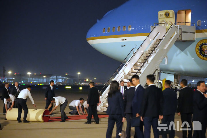 트럼프 중국 도착하자 레드카펫 깔려… 中 군악대·청년 300명 환영 [뉴시스Pic]