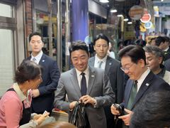 이 대통령, 울산 남목마성시장 방문…"골목상권 회복 위해 노력하겠다"