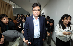 협상 결렬 뒤 중노위 나서는 김형로 삼성전자 부사장