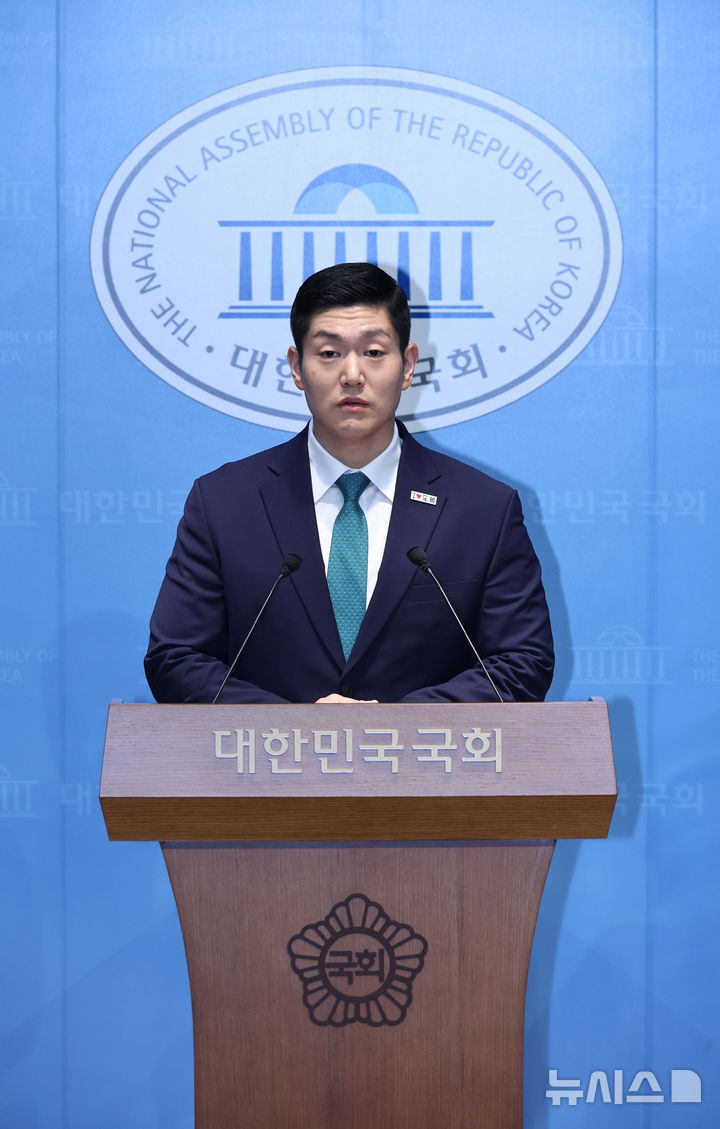 정원오 서울시장 후보 폭행 전과 관련 기자회견하는 김재섭 의원