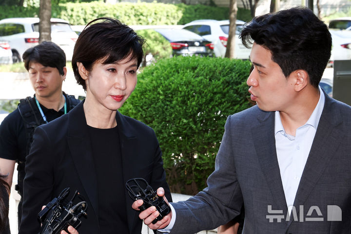 노소영, 최태원과의 재산 분할 파기환송심 출석… 질문엔 침묵 [뉴시스Pic]