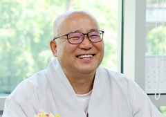 "로봇 스님, 참 손 많이 갑니다"…성원스님의 AI 수행 실험 [문화人터뷰] 