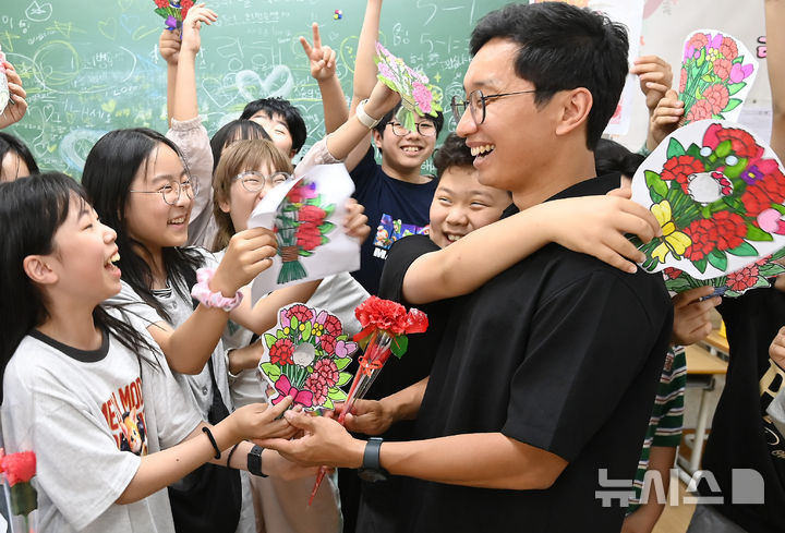 '선생님께 감사의 마음을 담아' [뉴시스Pic]