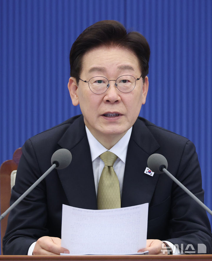 이 대통령 "노동권만큼 기업경영권도 존중돼야…기본권 공공복리 등 위해 제한 될 수 있어"(종합)