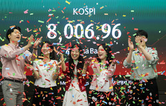 코스피 장중 8000선 돌파… 개인 1조 순매수가 지수 견인 [뉴시스Pic]