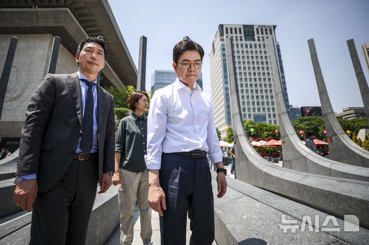 감사의 정원 찾은 정원오 "조형물 전쟁기념관으로 옮겨 달라는 의견 많아" [뉴시스Pic]
