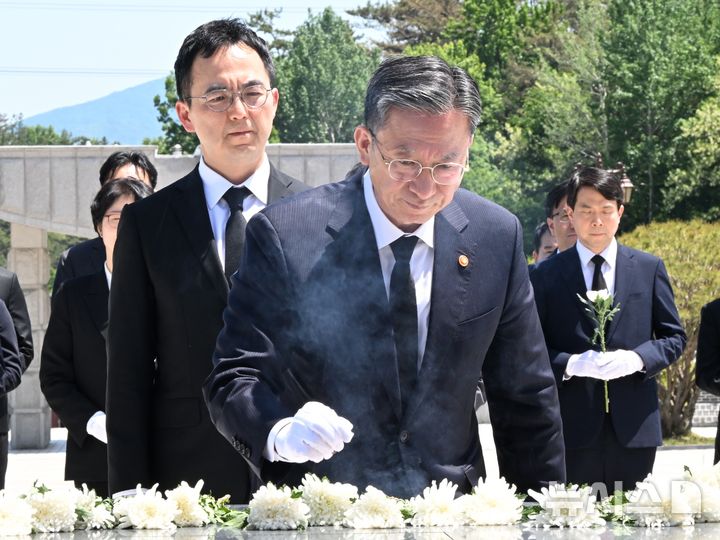정성호·구자현 등 법무·검찰 고위직, 5·18 민주묘지 참배 [뉴시스Pic]