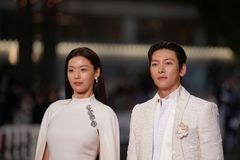 레드카펫 걷는 전지현-지창욱