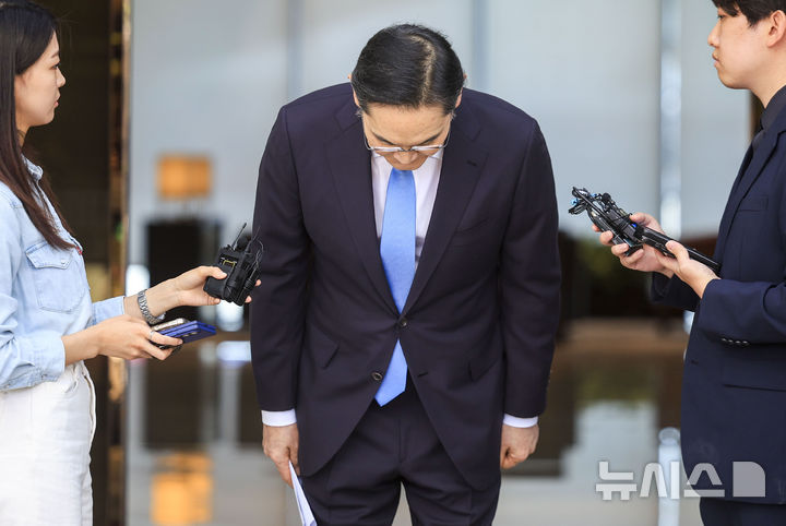 고개 숙인 이재용 삼성전자 회장 "지혜롭게 힘모아야, 비바람 제가 맞을 것" [뉴시스Pic]