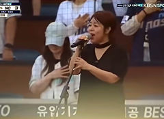 애국가 논란 엄지영 "불편 드려 죄송…정중히 사과"