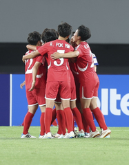 유정향 4골 북한, U17 여자축구 일본 꺾고 '우승'