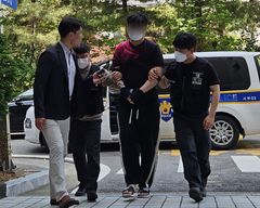 현관문에 페인트칠·계란투척, 보복대행…"도망우려" 구속