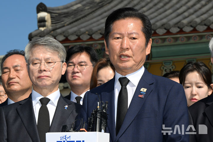 5·18민주묘지 참배한 정청래 "내란당 심판해달라 빌어" [뉴시스Pic]