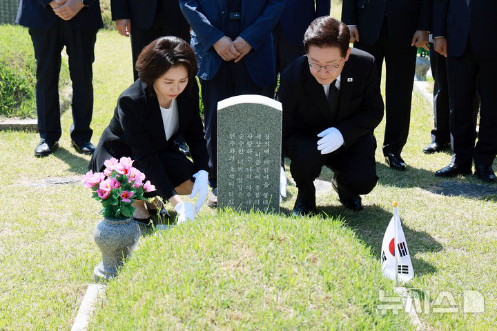 이재명 대통령, 5·18 민주묘지 참배 '오월 민주 영웅 묘역 둘러보며 눈물 흘리기도' [뉴시스Pic]