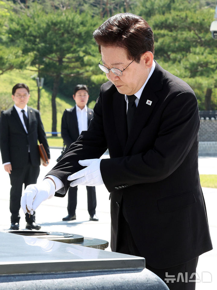이 대통령, 5·18 기념식서 "5·18 정신 헌법 전문 수록 최선"…무안공항 참사현장 방문도(종합2보)