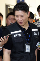 미소 띄며 이동하는 최승호 삼성노조 위원장