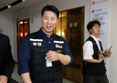 미소 지으며 사후조정 오후 회의 참석하는 최승호 위원장