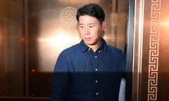조끼 벗은 최승호 노조위원장