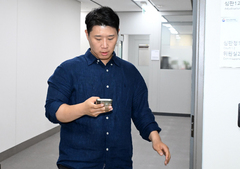 조끼 벗은 최승호 노조위원장