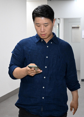 조끼 벗은 최승호 노조위원장